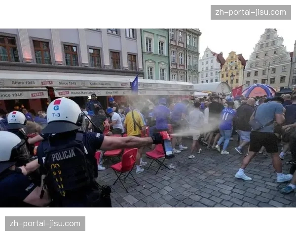 经典赛决赛前夜,两队球员在酒店餐厅偶遇,气氛友好