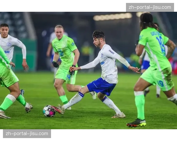 最后时刻，沙尔克04球员仍在前场实施三人围抢